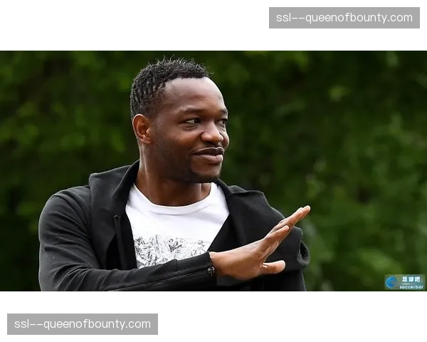 特写：38岁的洛里昂门将曼丹达做出关键扑救后振臂高呼